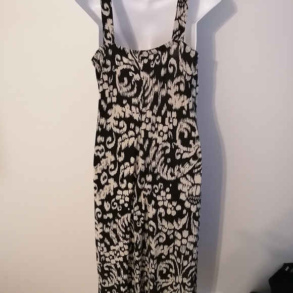 Black and White Sleeveless Dress - Picture 3 of 3